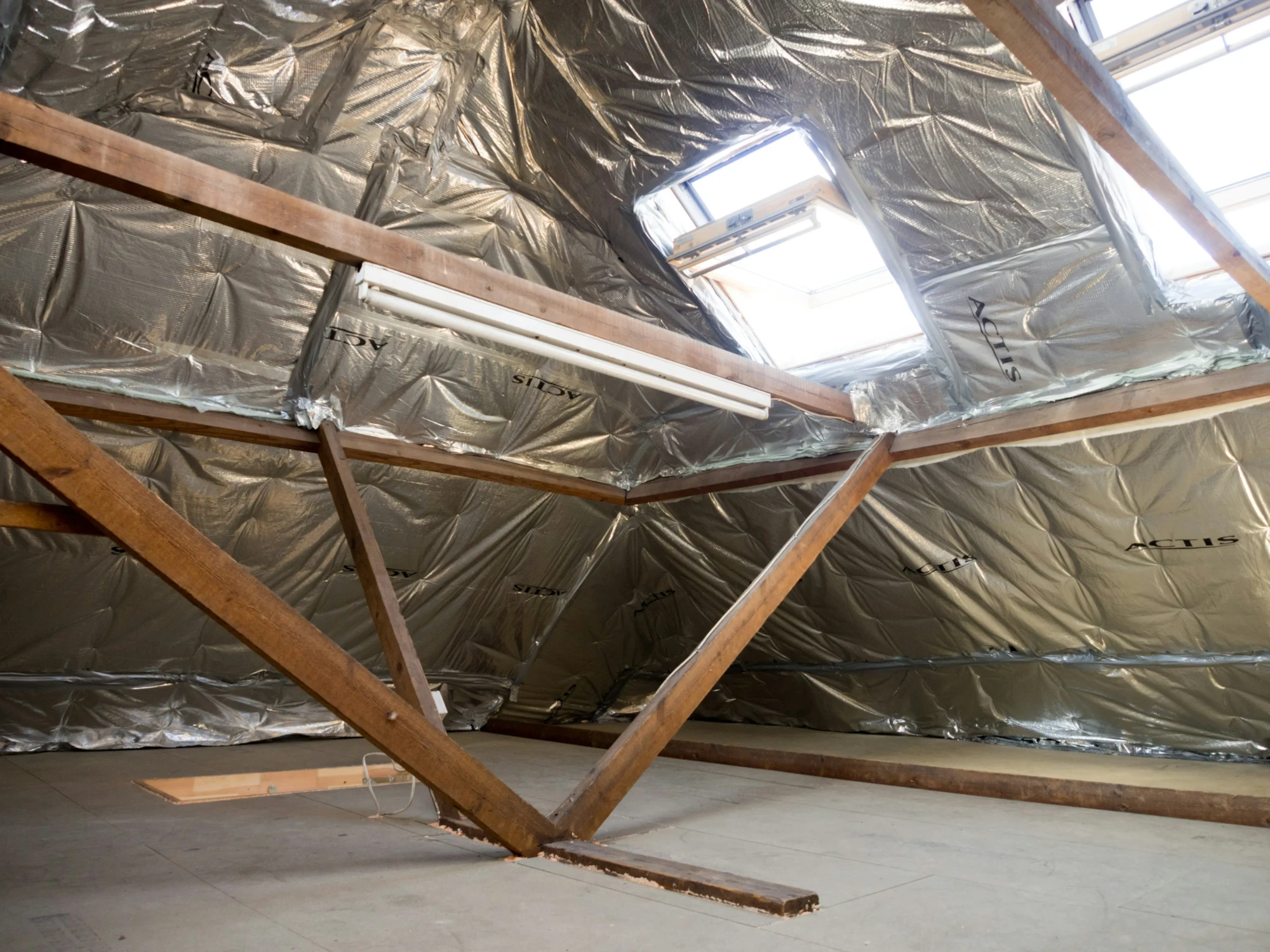 Pose de Velux Nantes pour améliorer la lumière naturelle dans les combles