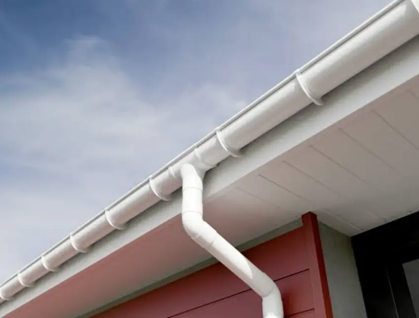 Pose de gouttière Nantes en PVC pour évacuer efficacement les eaux de pluie