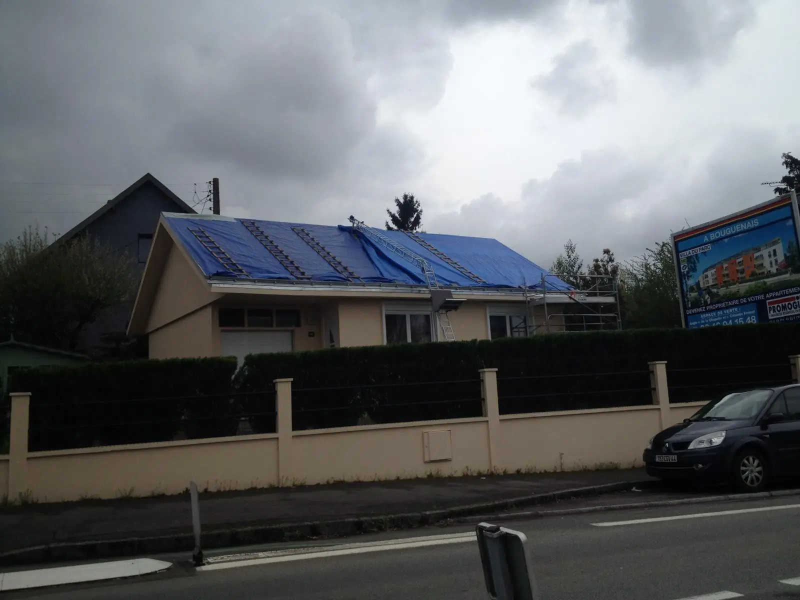 Urgence toiture Nantes avec bâchage provisoire d’une couverture endommagée