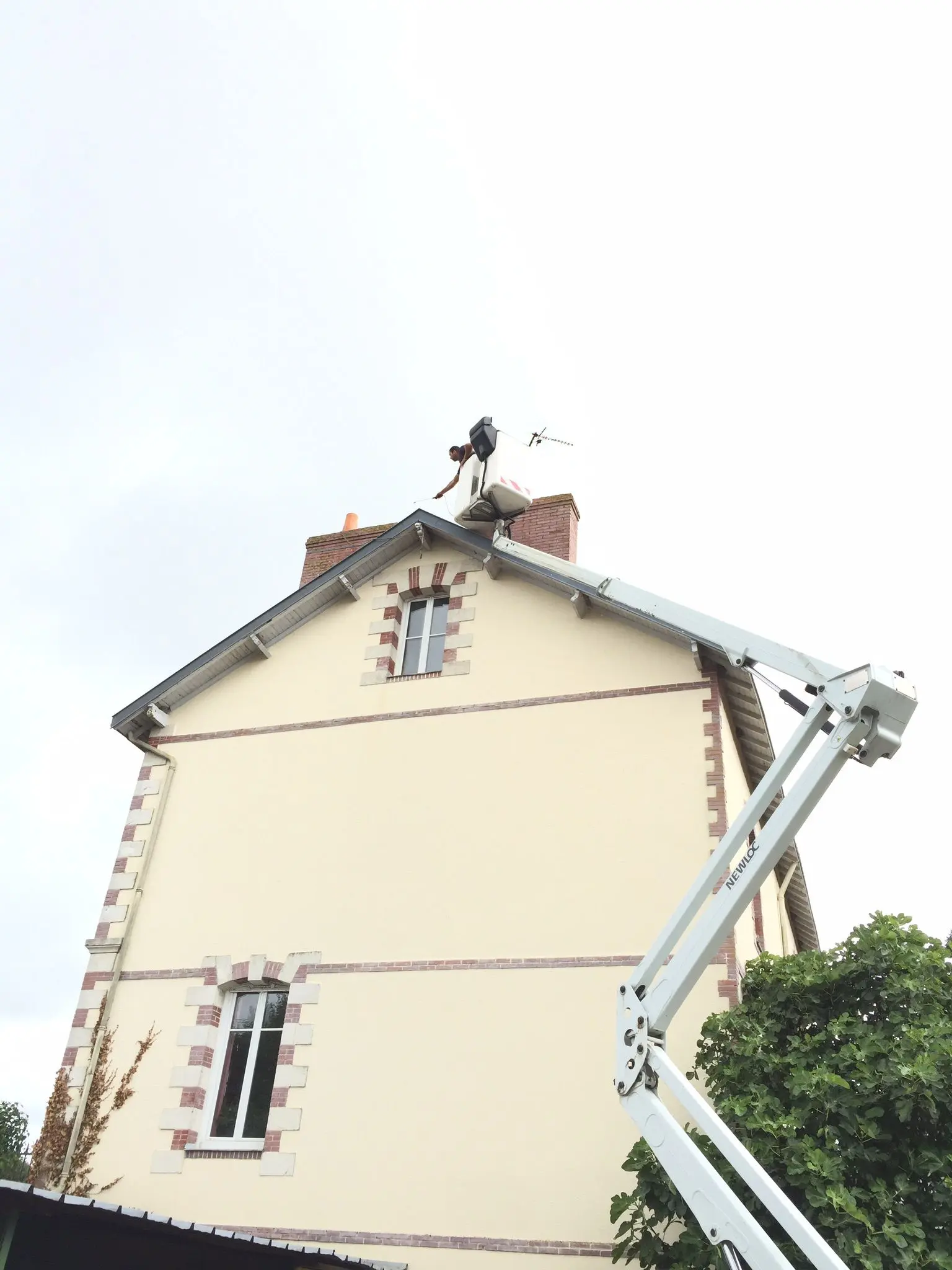 Nettoyage toiture Nantes avec démoussage des mousses et lichens