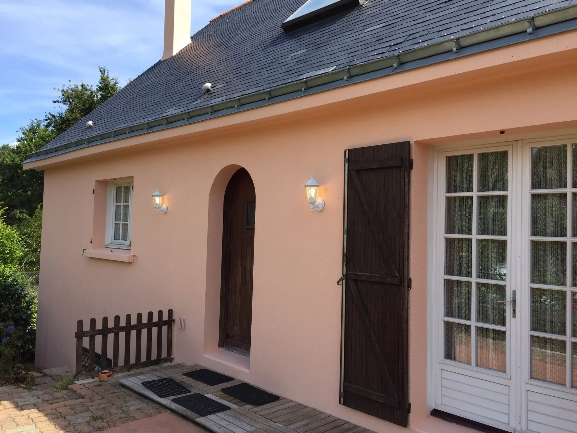 Nettoyage toiture Nantes avec peinture et ravalement de façade de l’habitation