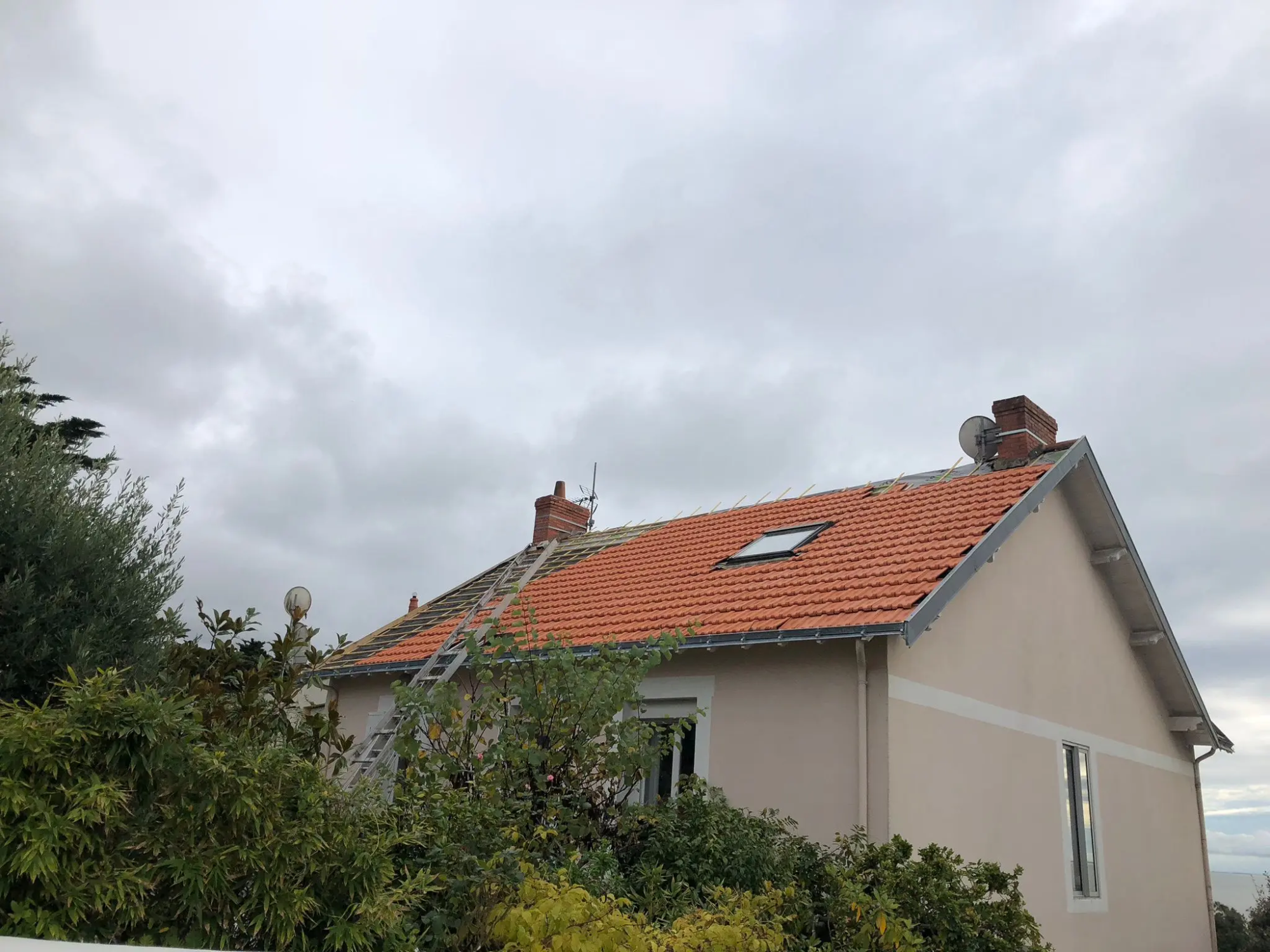 Pose de Velux Nantes avec raccords d’étanchéité de la fenêtre de toit