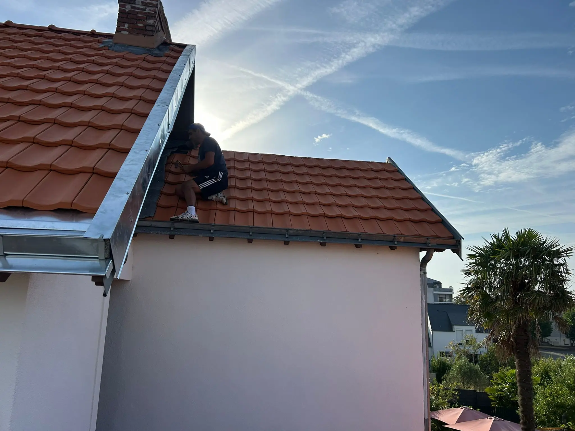 Pose de gouttière Nantes en zinc avec raccords et finitions soignés
