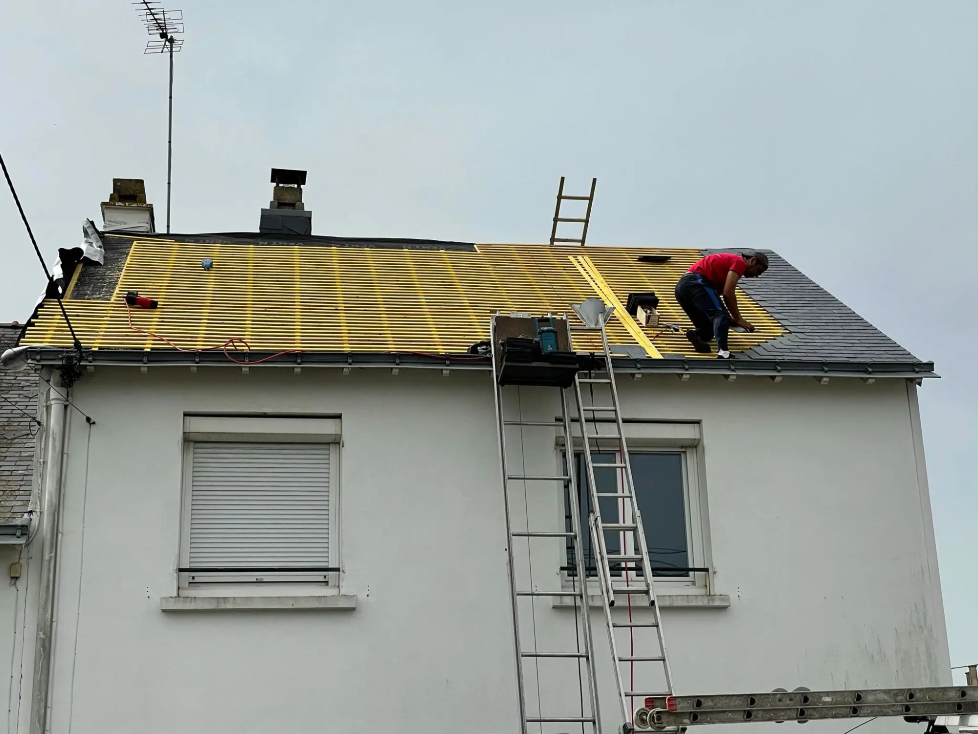 LM Couverture Laroche pour rénovation, zinguerie et entretien de toiture