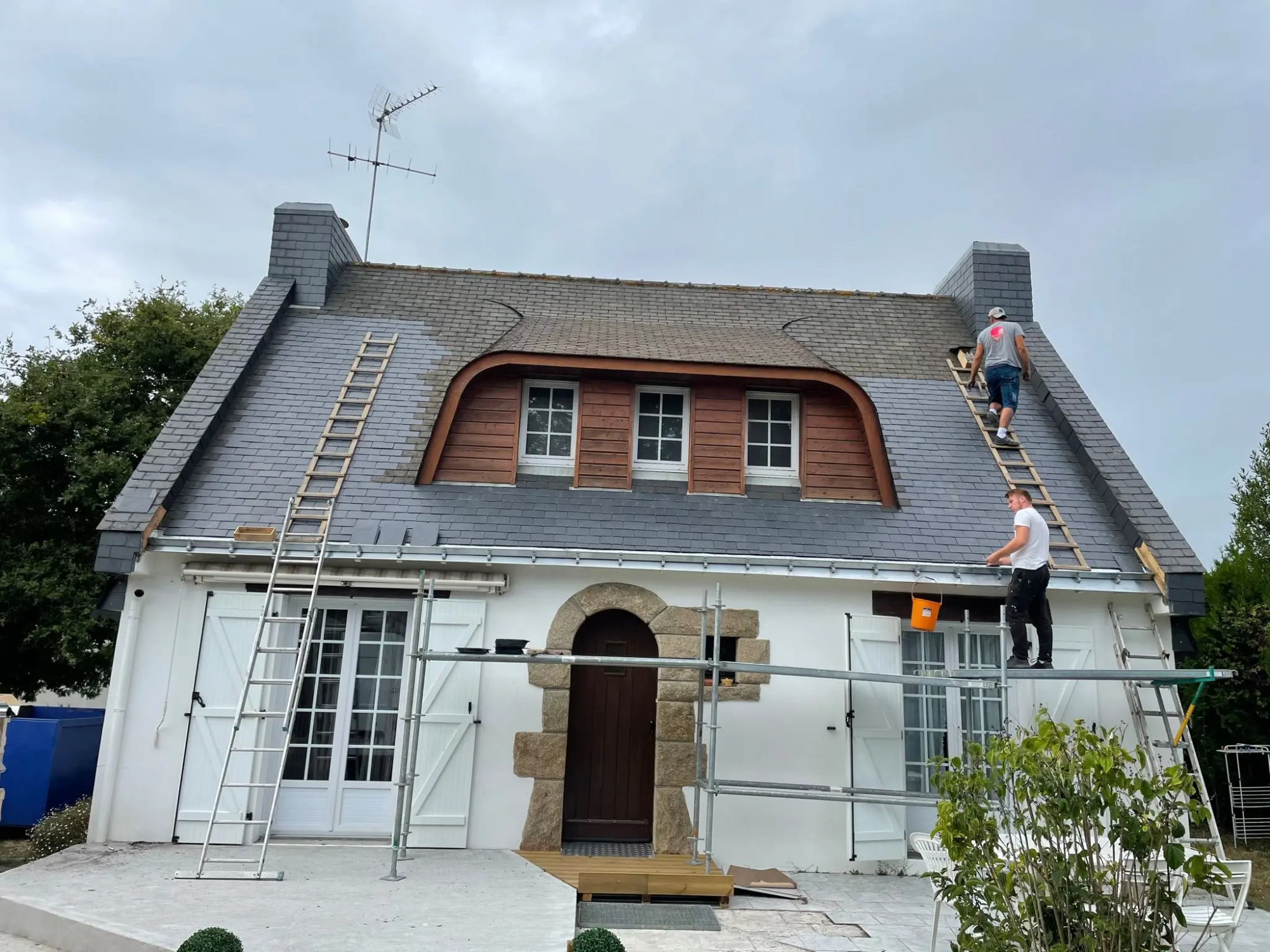 Nettoyage toiture Nantes avec peinture pour rafraîchir et protéger la couverture