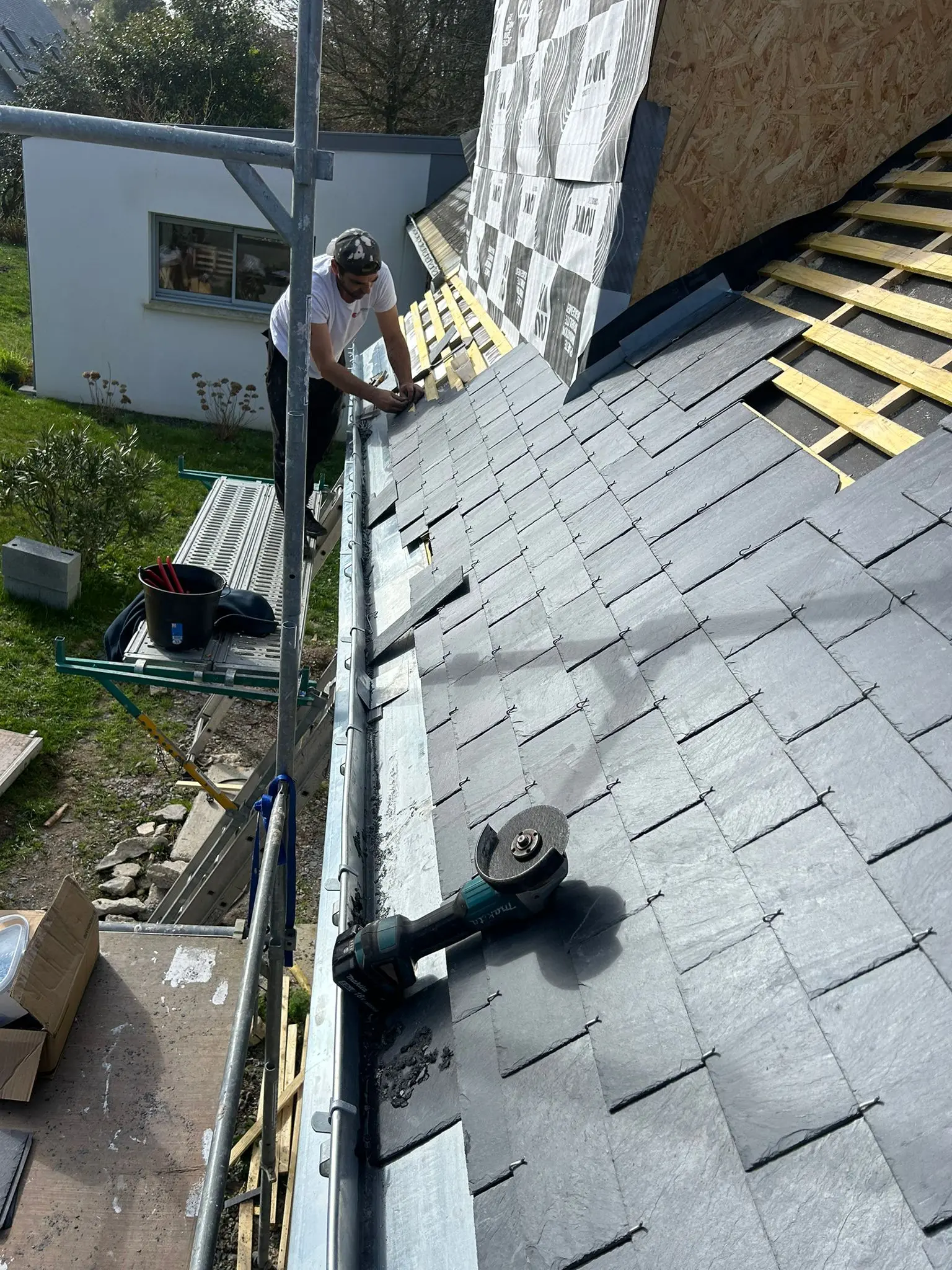 Pose de gouttière Nantes avec installation d’une dalle nantaise sur toiture